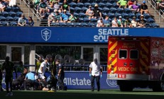 雷速APP下载:Sounders GK Stefan Frei在救护车上与机组人员对抗